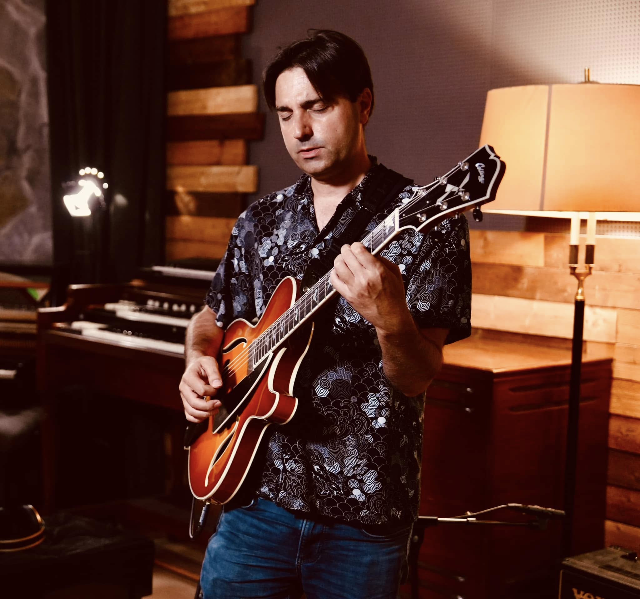 Andreu Zaragoza tocant la guitarra